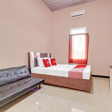 Oyo 90796 Hotel Mulya Indah Tambakmulya Buitenkant foto